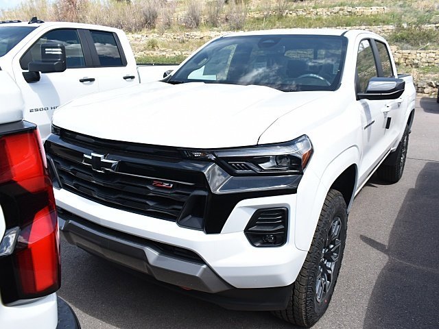 2025 Chevrolet Colorado Z71 photo 2