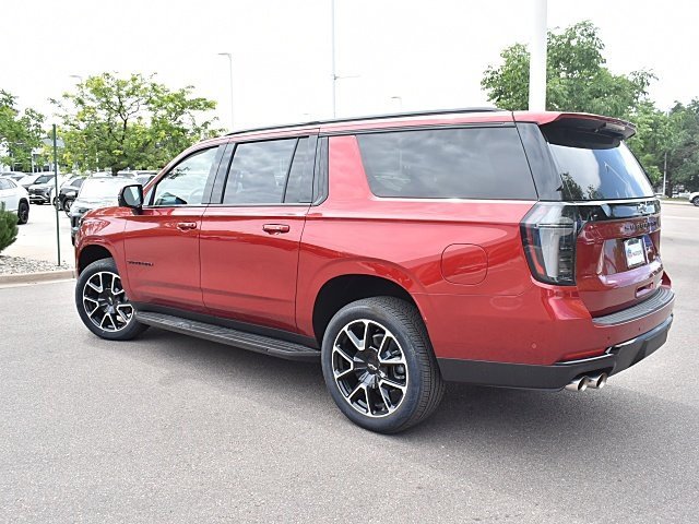 2025 Chevrolet Suburban RST photo 4