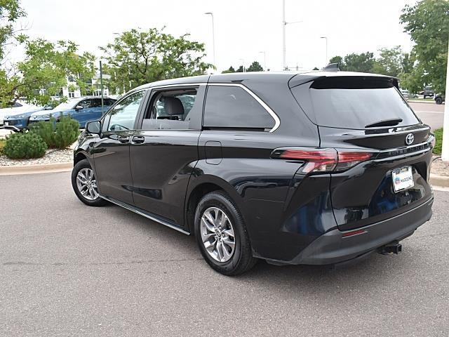 2022 Toyota Sienna LE photo 4
