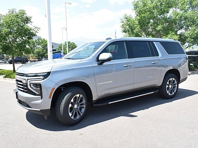 2025 Chevrolet Suburban LT photo 2