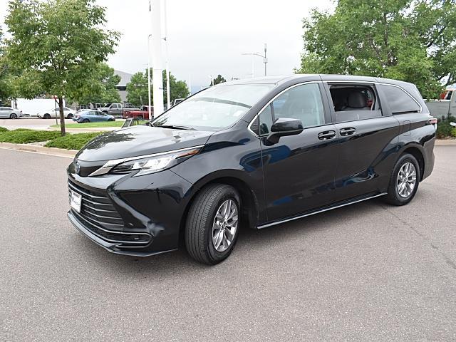 2022 Toyota Sienna LE photo 3