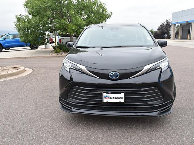 2022 Toyota Sienna LE photo 2