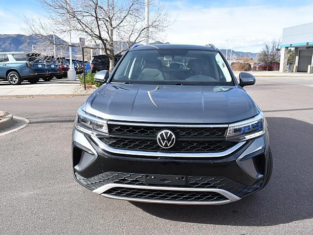 2022 Volkswagen Taos SE photo 2