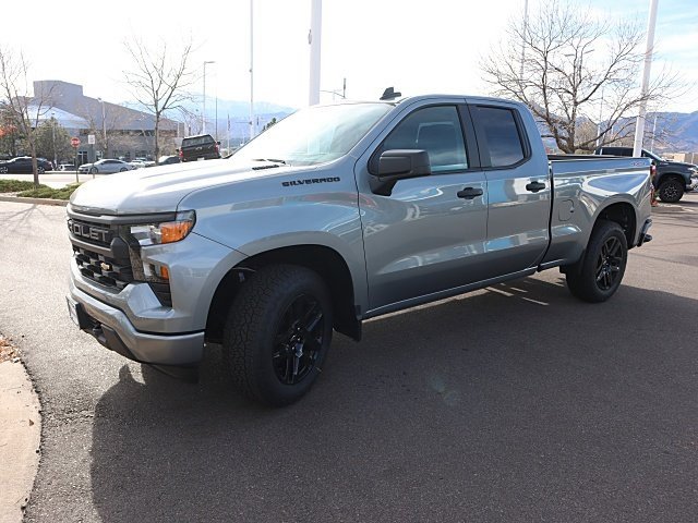 2025 Chevrolet Silverado 1500 Custom photo 3