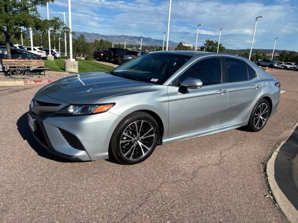 Used 2018 Toyota Camry SE Sedan