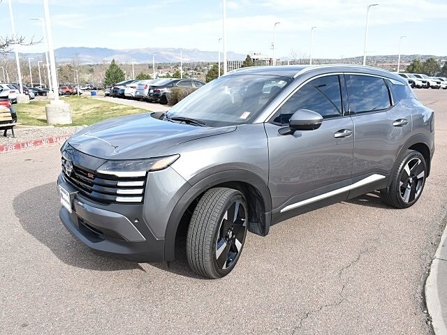 2025 Nissan Kicks SR photo 3