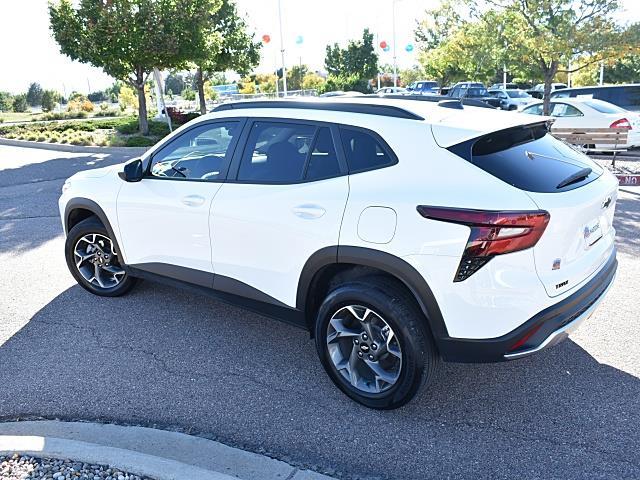 2025 Chevrolet Trax LT photo 2