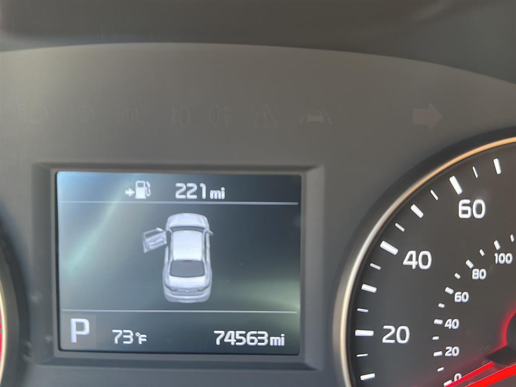 2017 Kia Cadenza Premium photo 2
