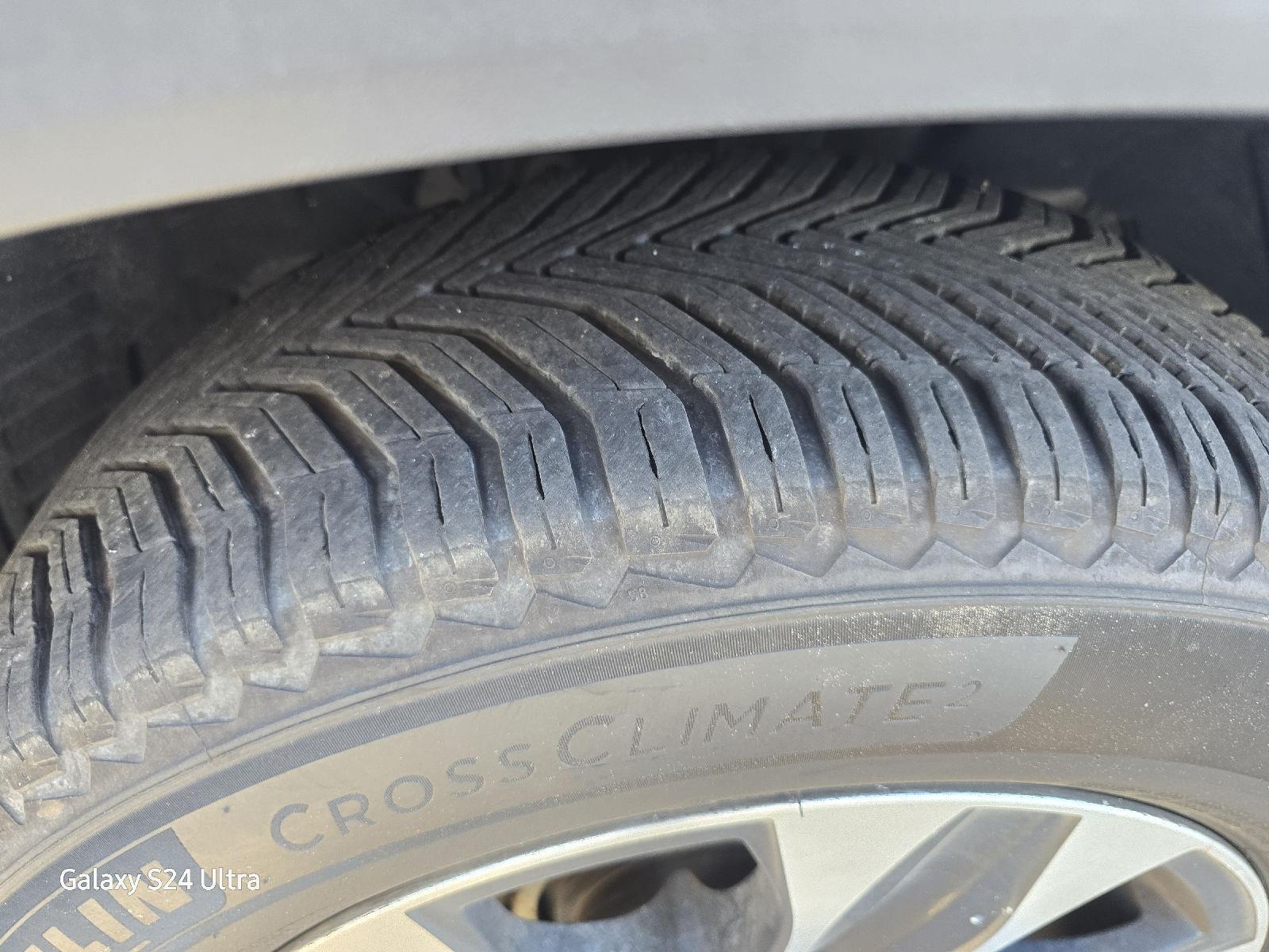 2022 Toyota Highlander XLE photo 2