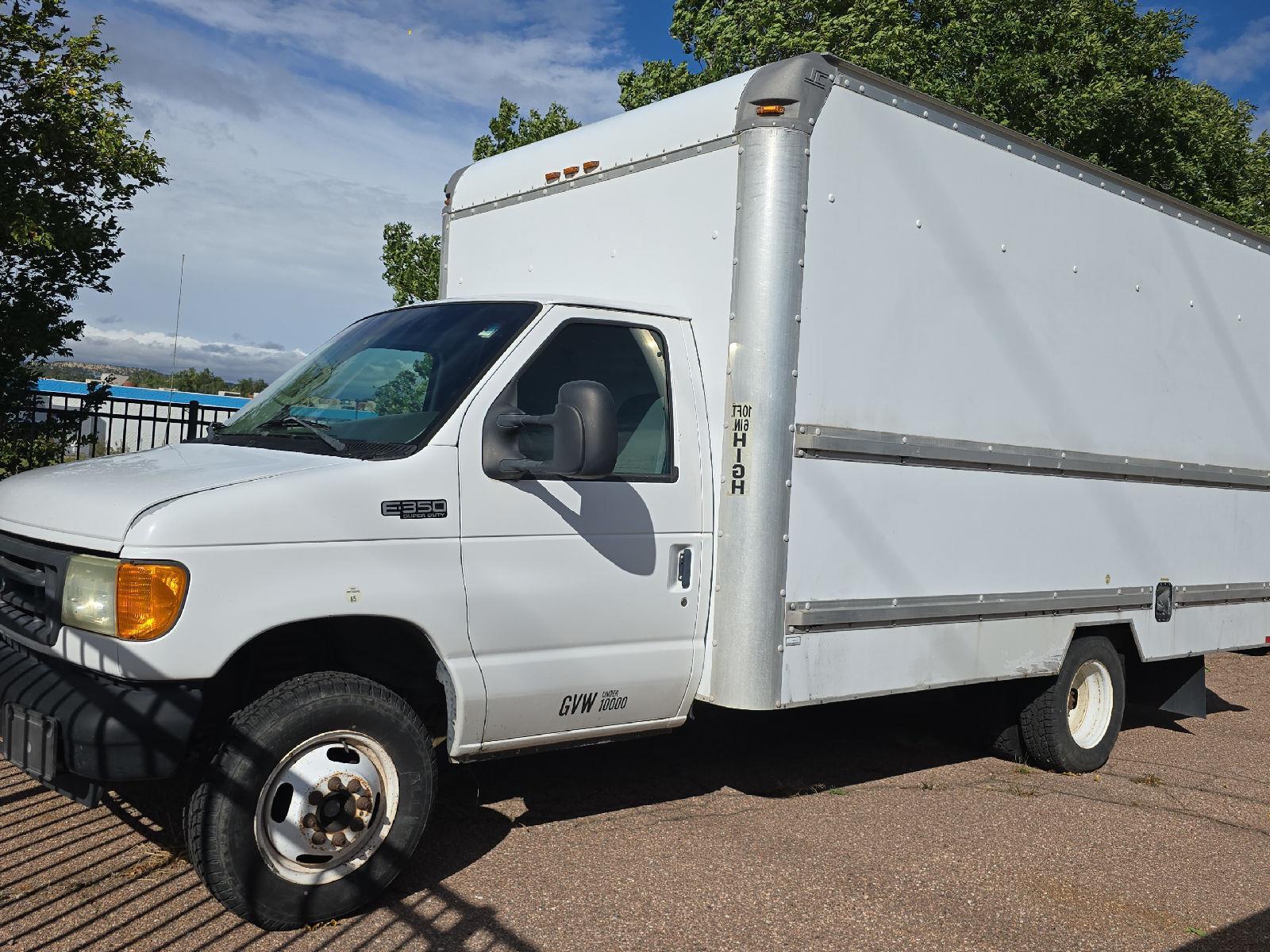 2005 Ford E-350 photo 2
