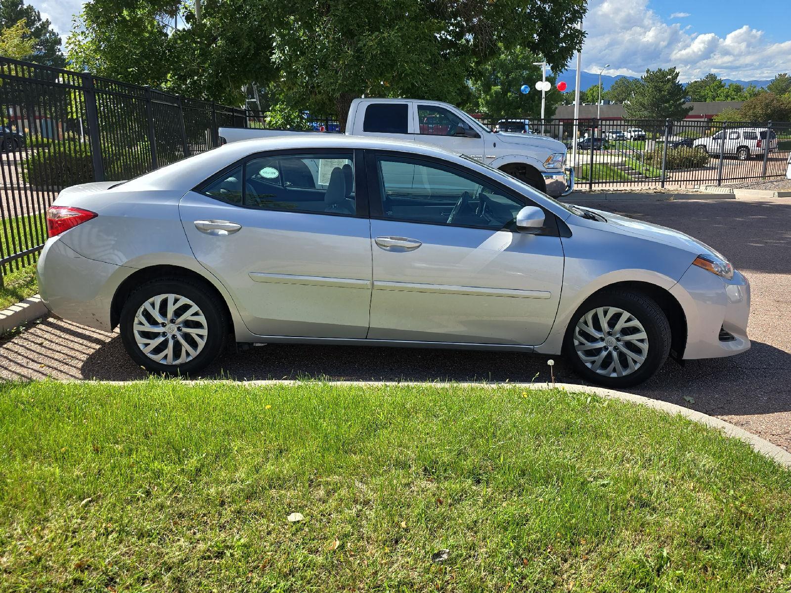 2017 Toyota Corolla LE photo 4