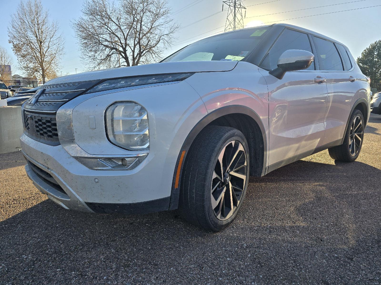 2022 Mitsubishi Outlander SE photo 2