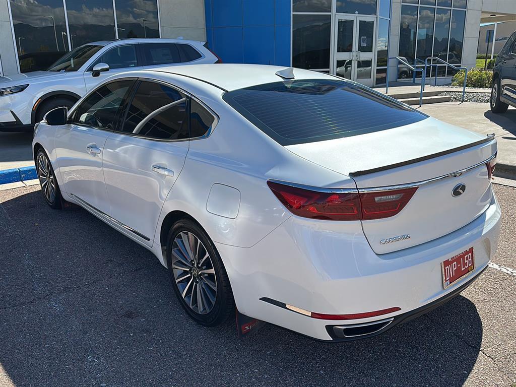 2017 Kia Cadenza Premium photo 3