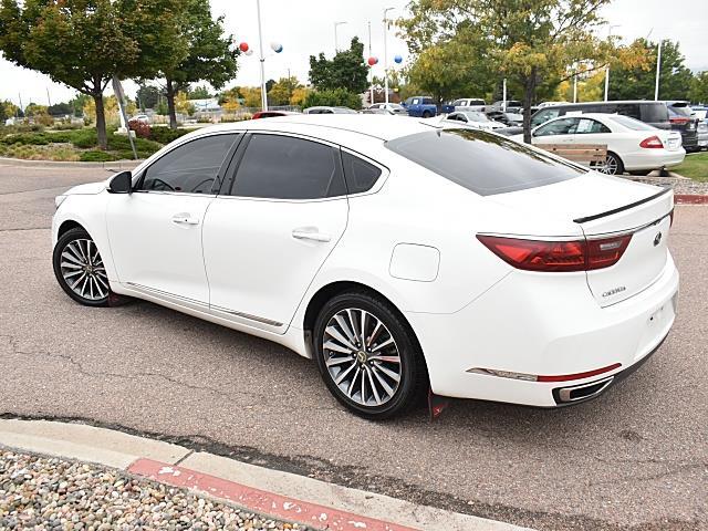 2017 Kia Cadenza Premium photo 4