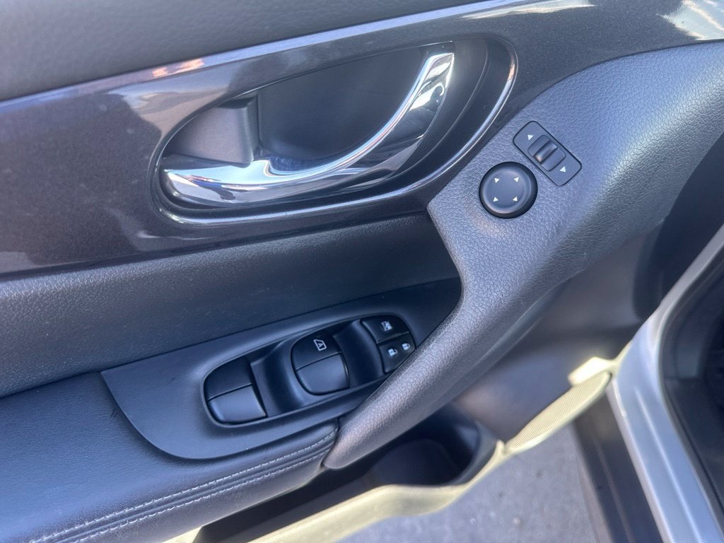 2017 Nissan Rogue SV - Photo 19