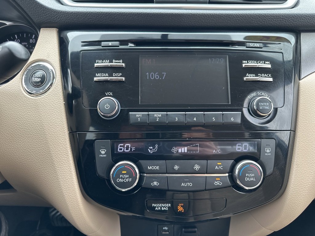 2015 Nissan Rogue SV photo 3