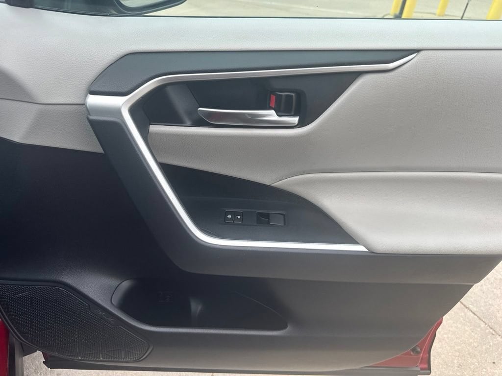 2020 Toyota RAV4 XLE - Photo 34