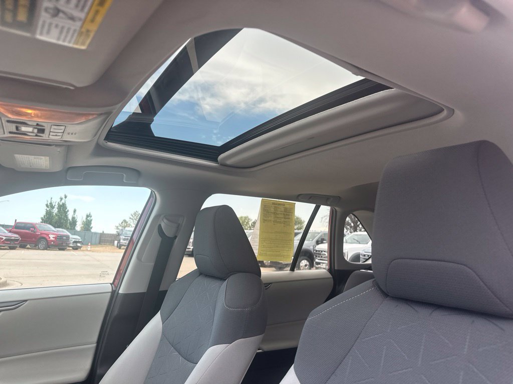 2020 Toyota RAV4 XLE - Photo 17