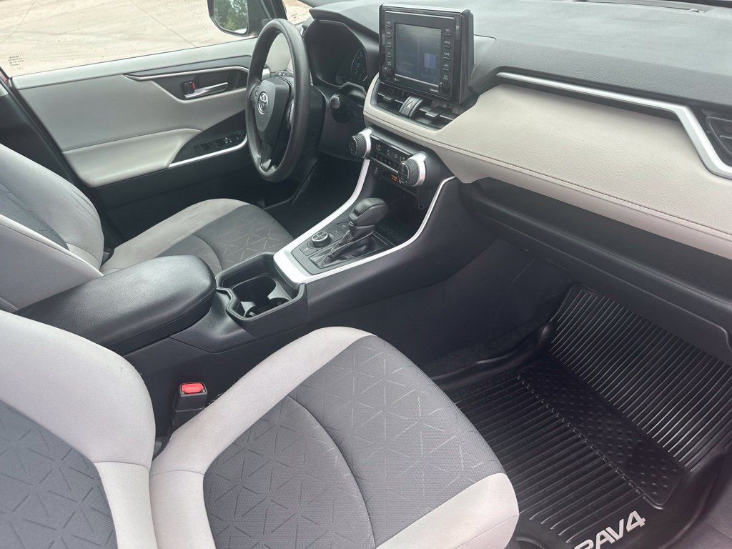 2020 Toyota RAV4 XLE - Photo 32