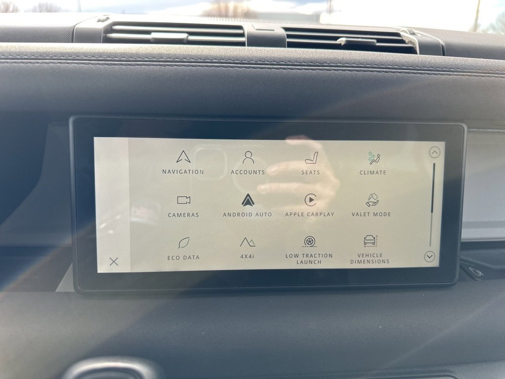 2023 Land Rover Defender 110 S photo 3