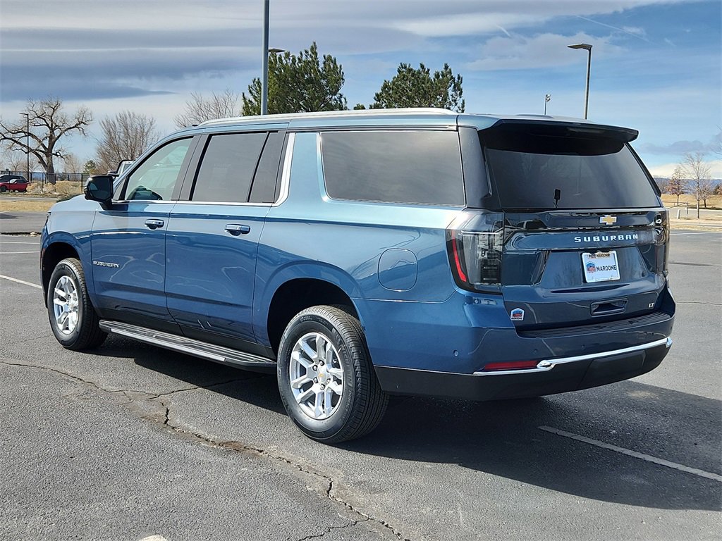 2025 Chevrolet Suburban LT photo 4