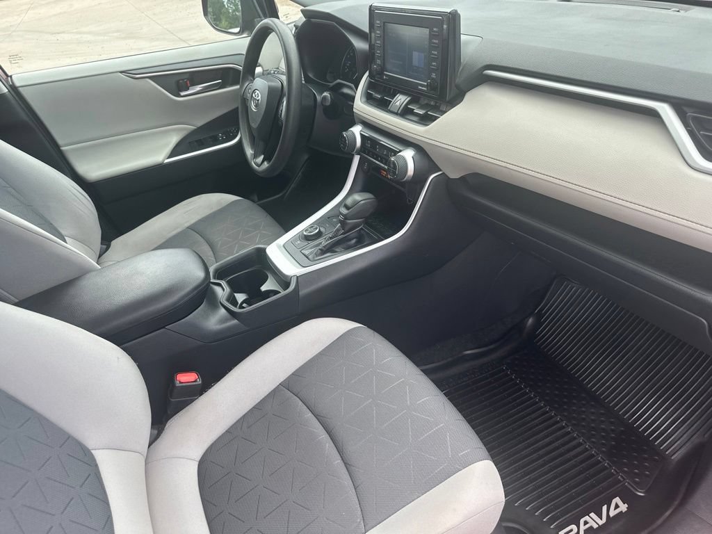 2020 Toyota RAV4 XLE - Photo 32