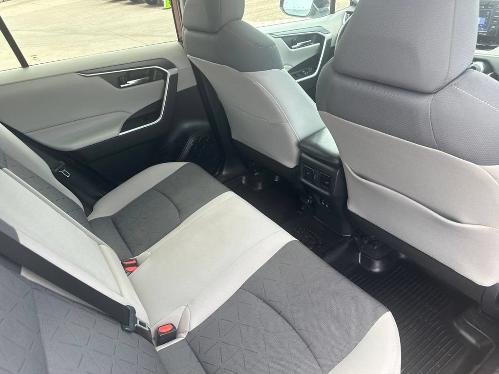 2020 Toyota RAV4 XLE - Photo 26