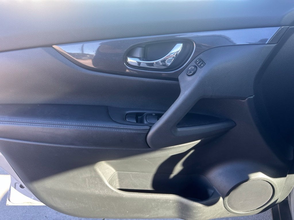 2017 Nissan Rogue SV - Photo 18
