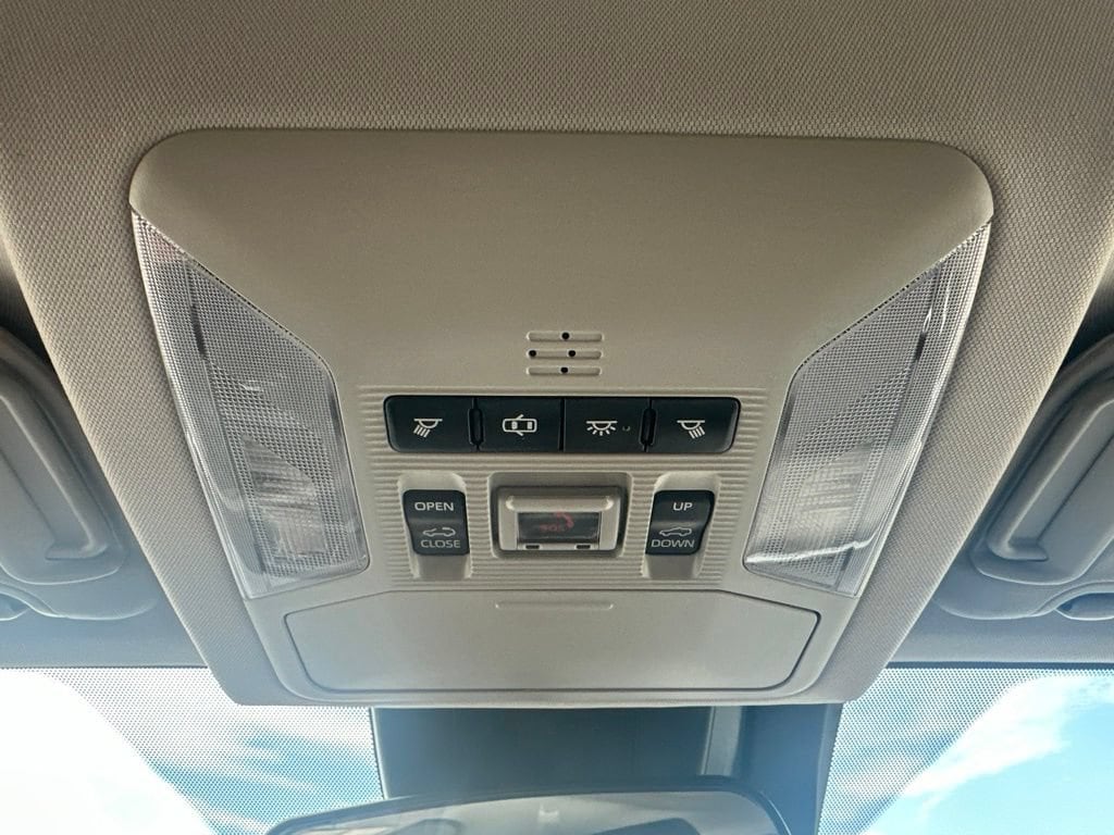 2020 Toyota RAV4 XLE - Photo 9
