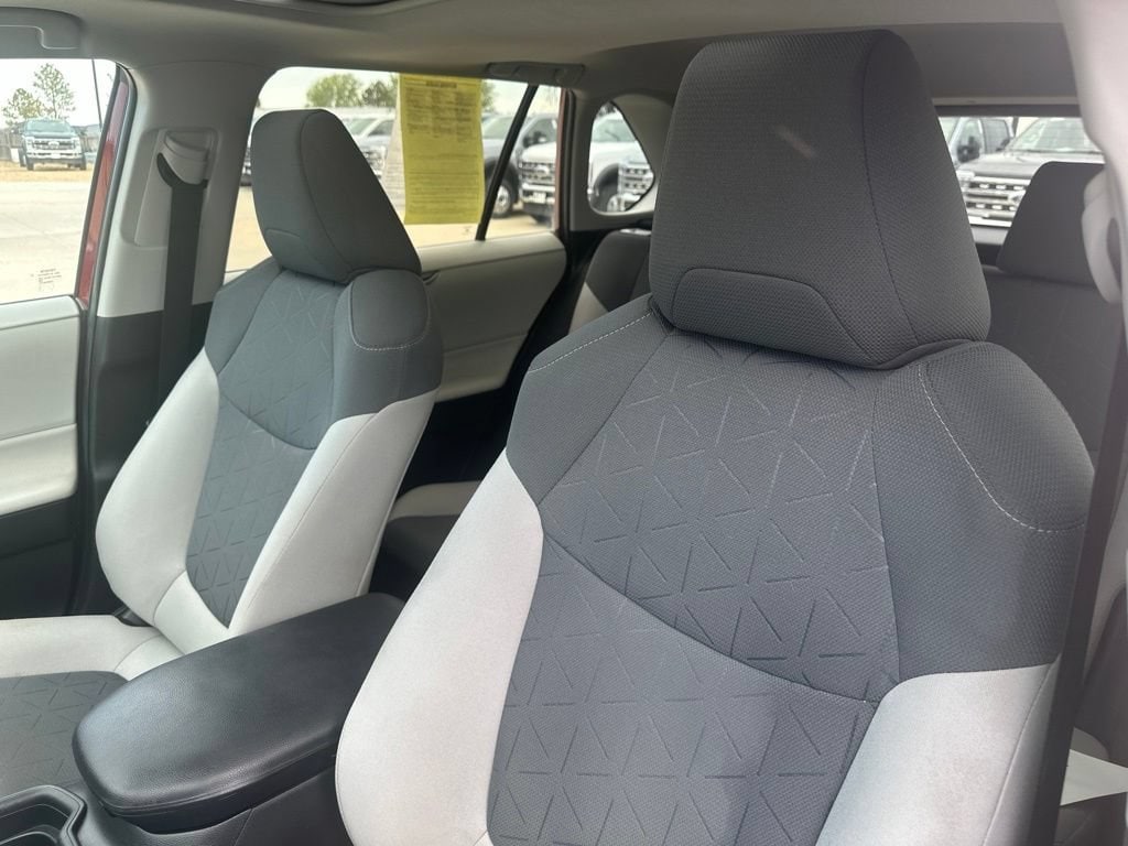 2020 Toyota RAV4 XLE - Photo 16