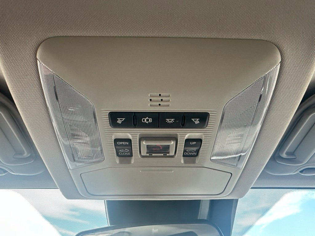 2020 Toyota RAV4 XLE - Photo 9