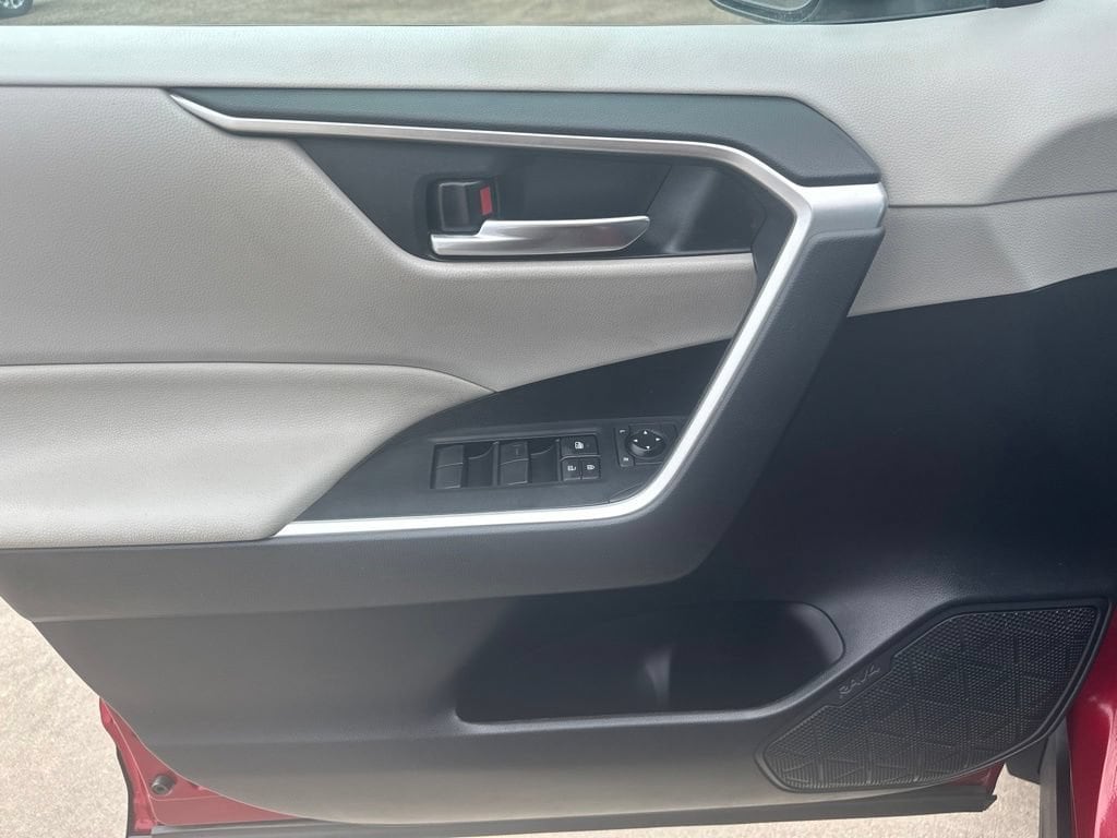 2020 Toyota RAV4 XLE - Photo 18