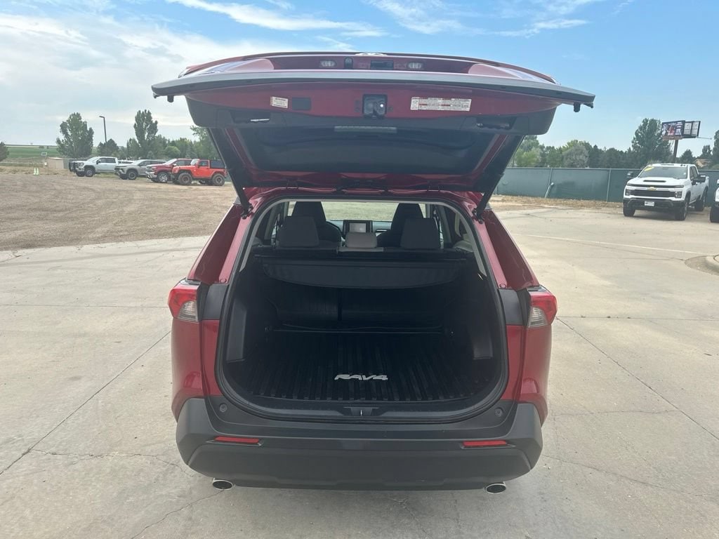 2020 Toyota RAV4 XLE - Photo 23
