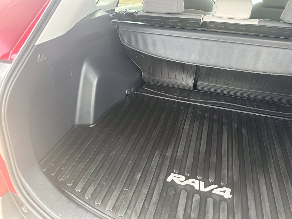 2020 Toyota RAV4 XLE - Photo 25