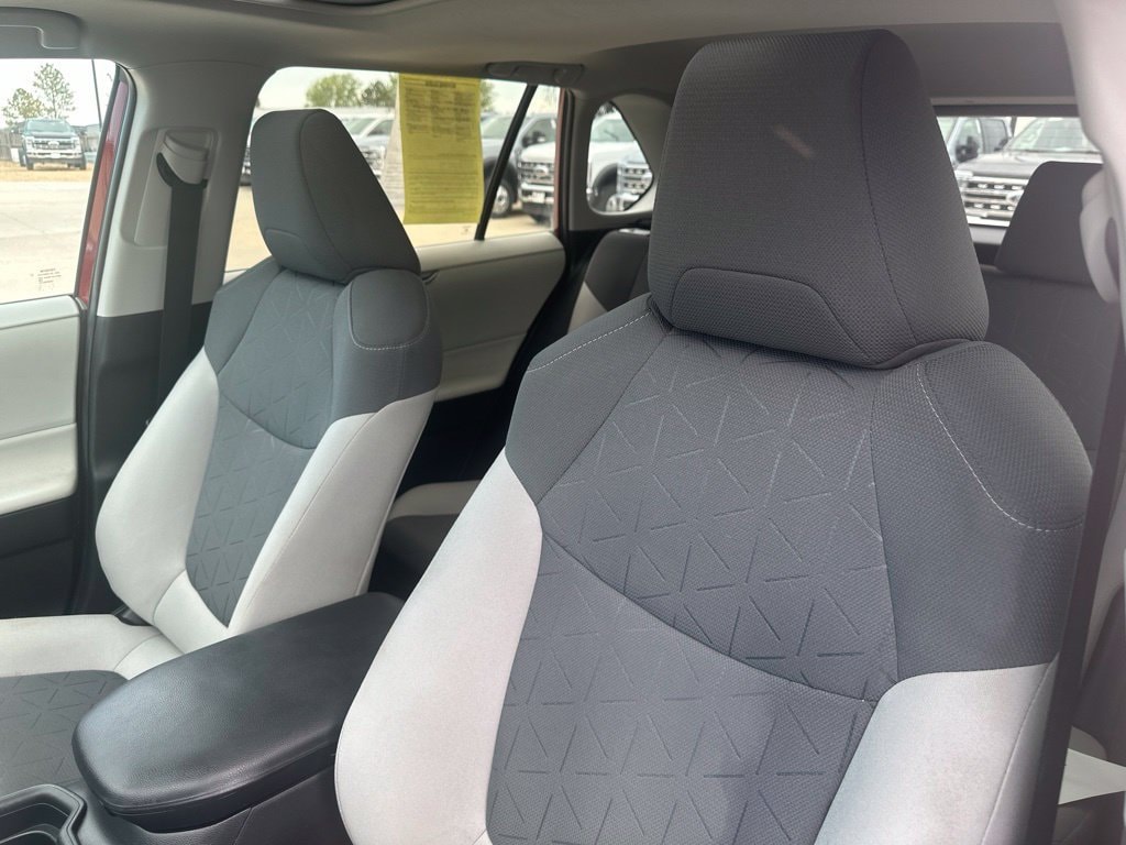 2020 Toyota RAV4 XLE - Photo 16
