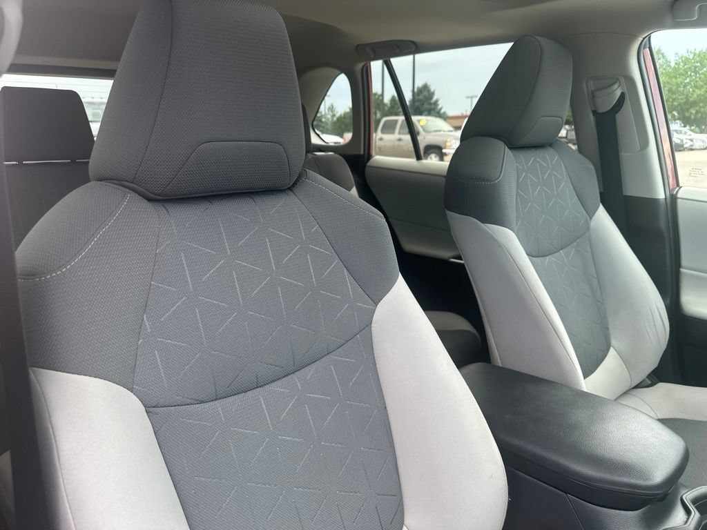 2020 Toyota RAV4 XLE - Photo 33