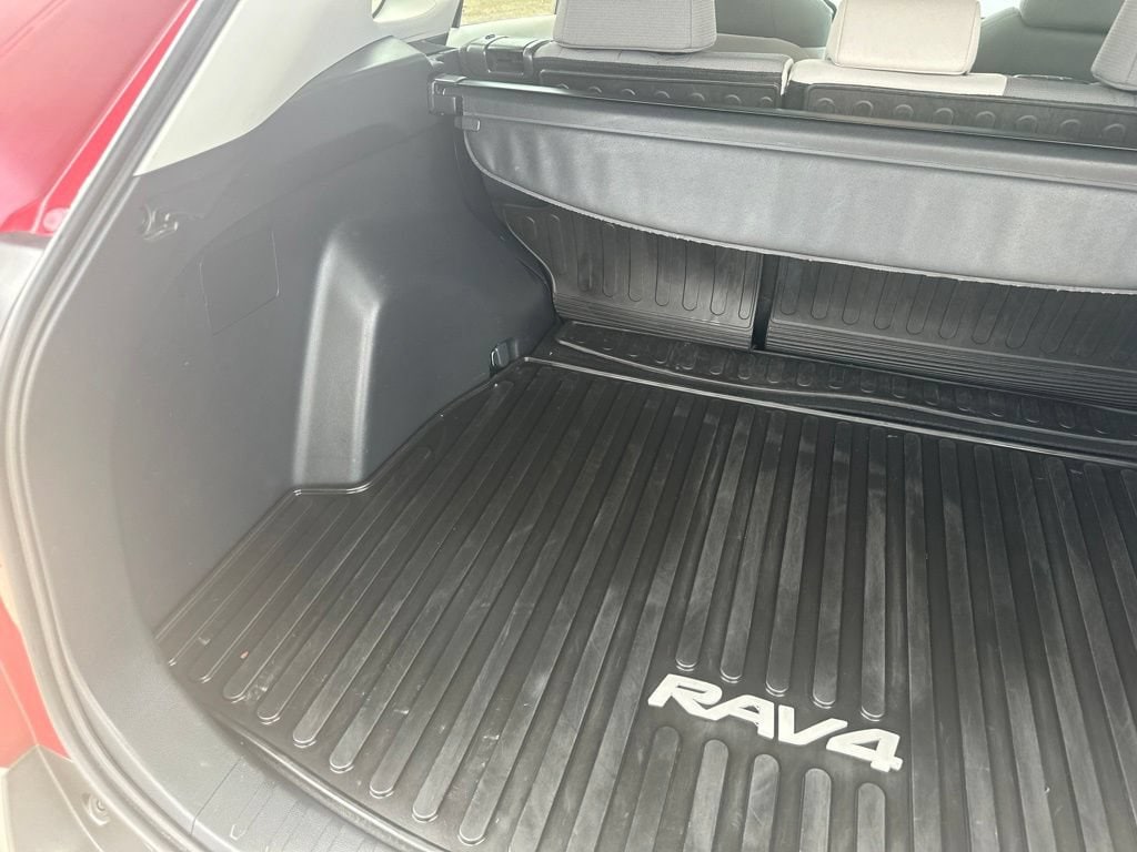 2020 Toyota RAV4 XLE - Photo 25