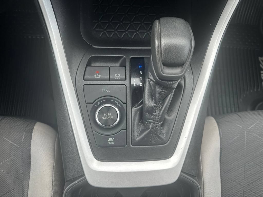 2020 Toyota RAV4 XLE - Photo 6