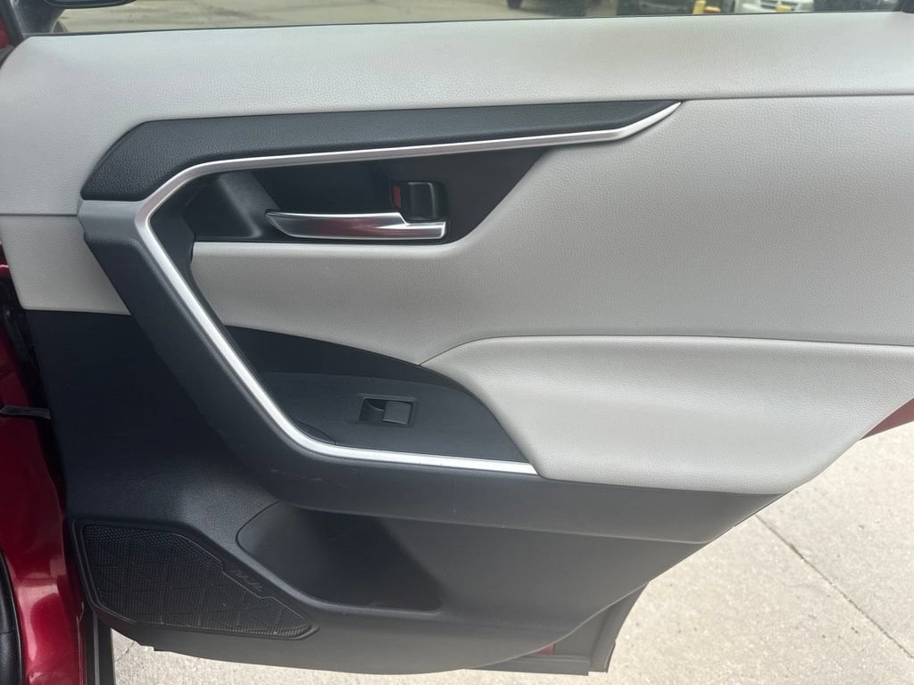 2020 Toyota RAV4 XLE - Photo 30