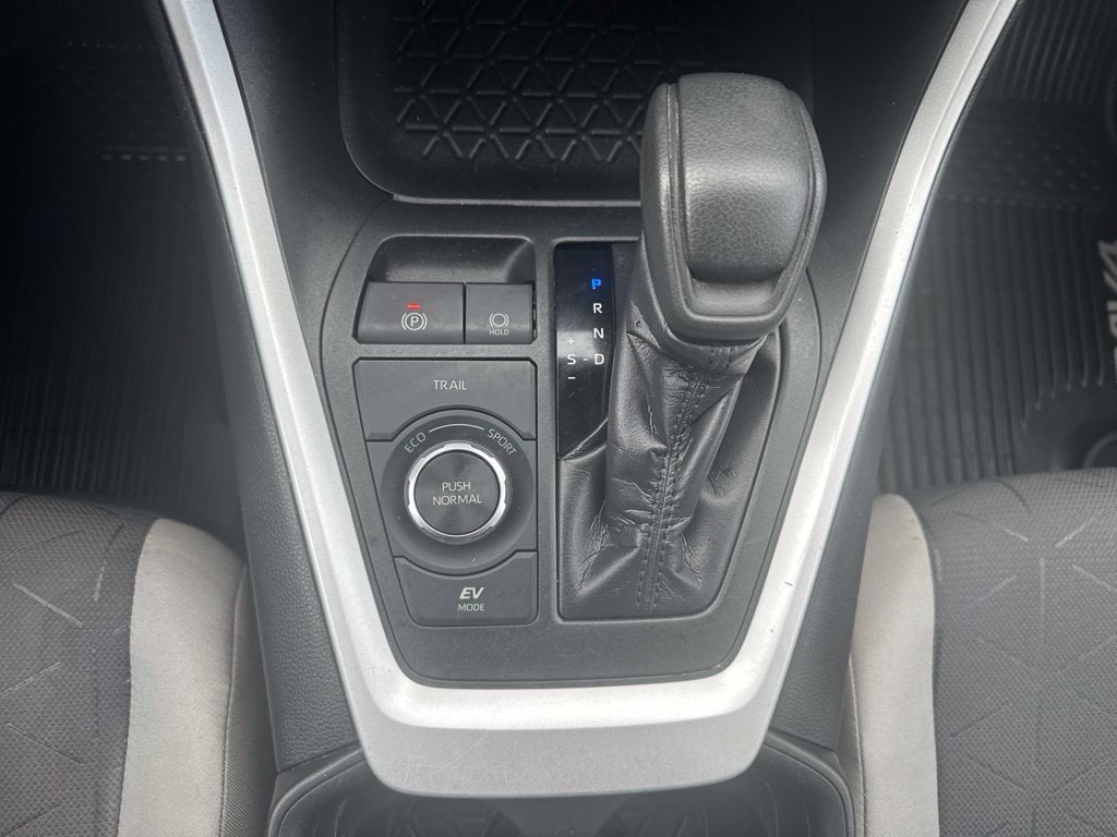 2020 Toyota RAV4 XLE - Photo 6