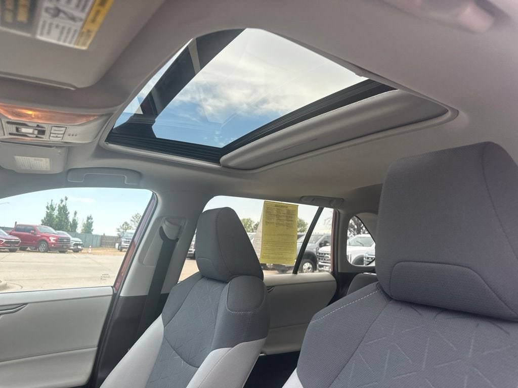 2020 Toyota RAV4 XLE - Photo 17