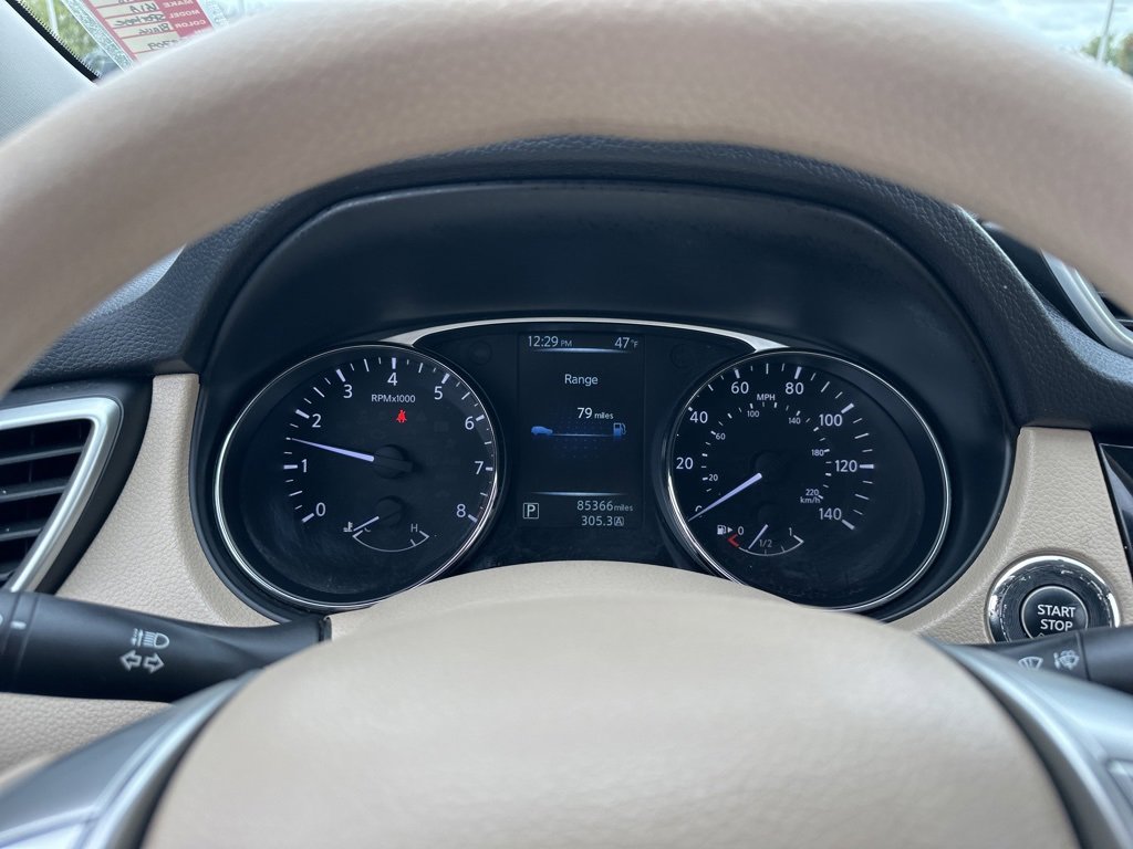 2015 Nissan Rogue SV photo 2