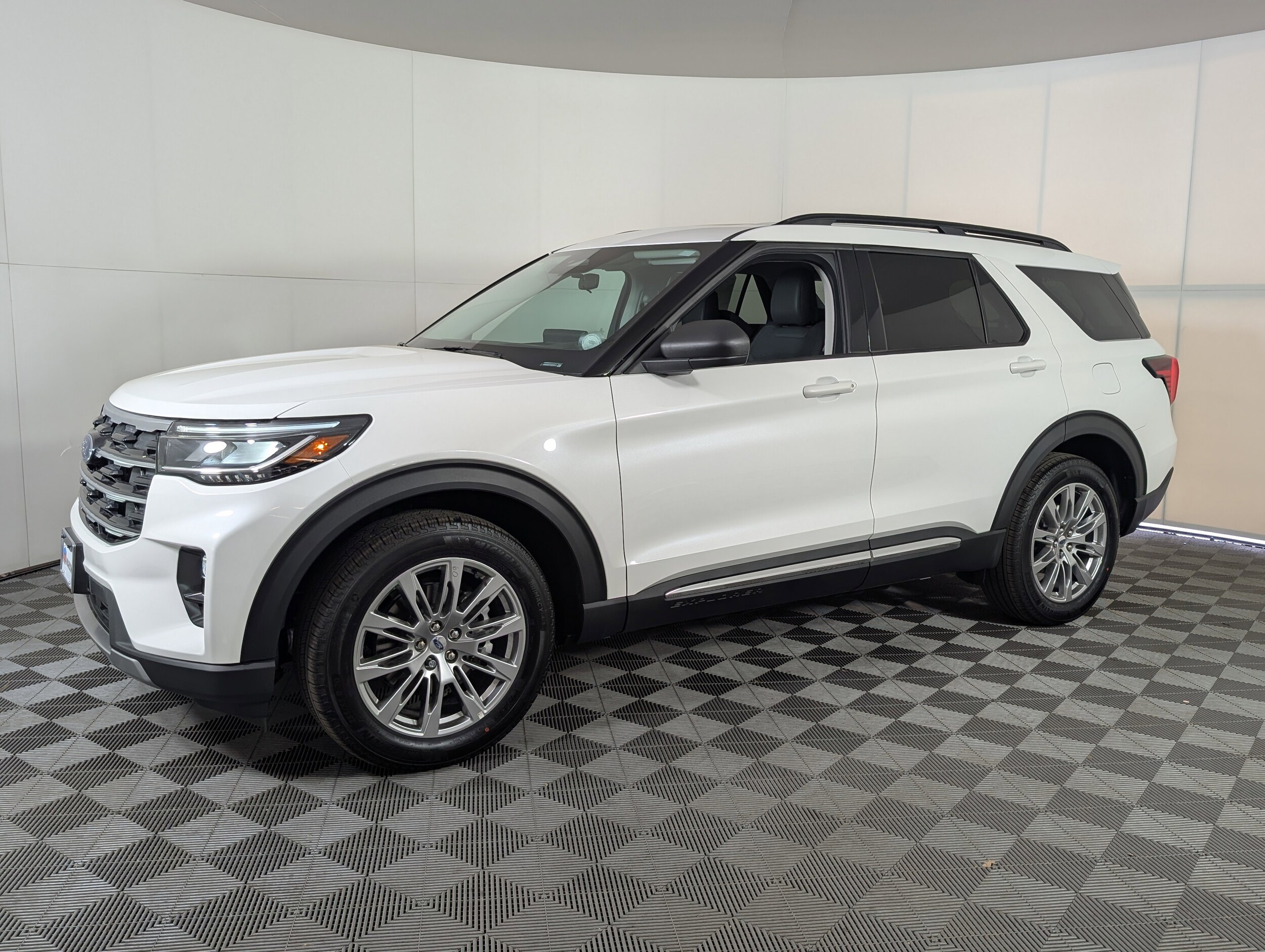 2025 Ford Explorer photo 3