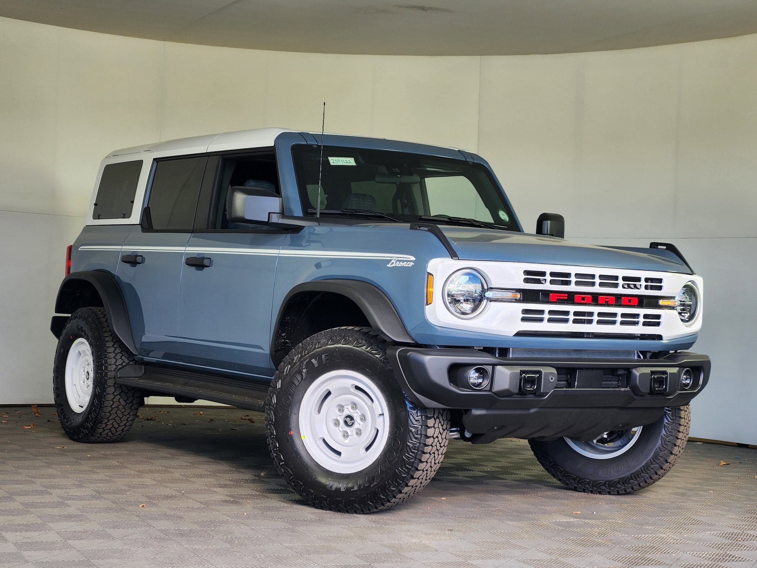 2025 Ford Bronco Base's photo