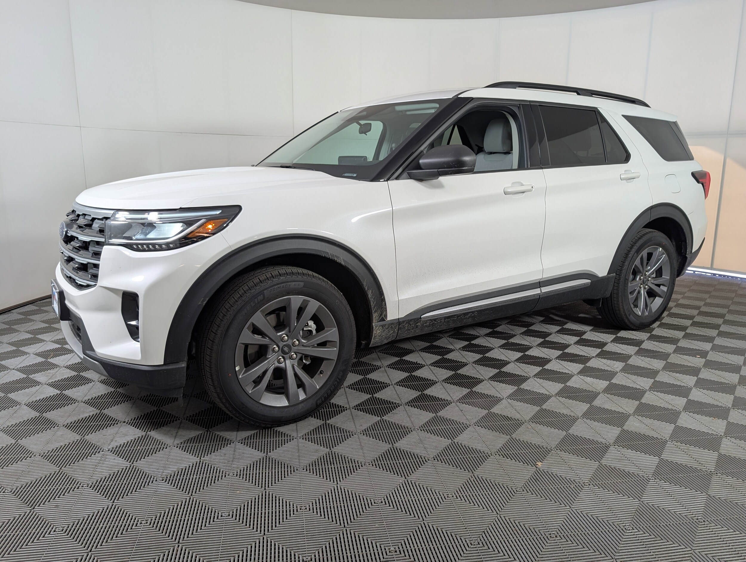 2025 Ford Explorer photo 3