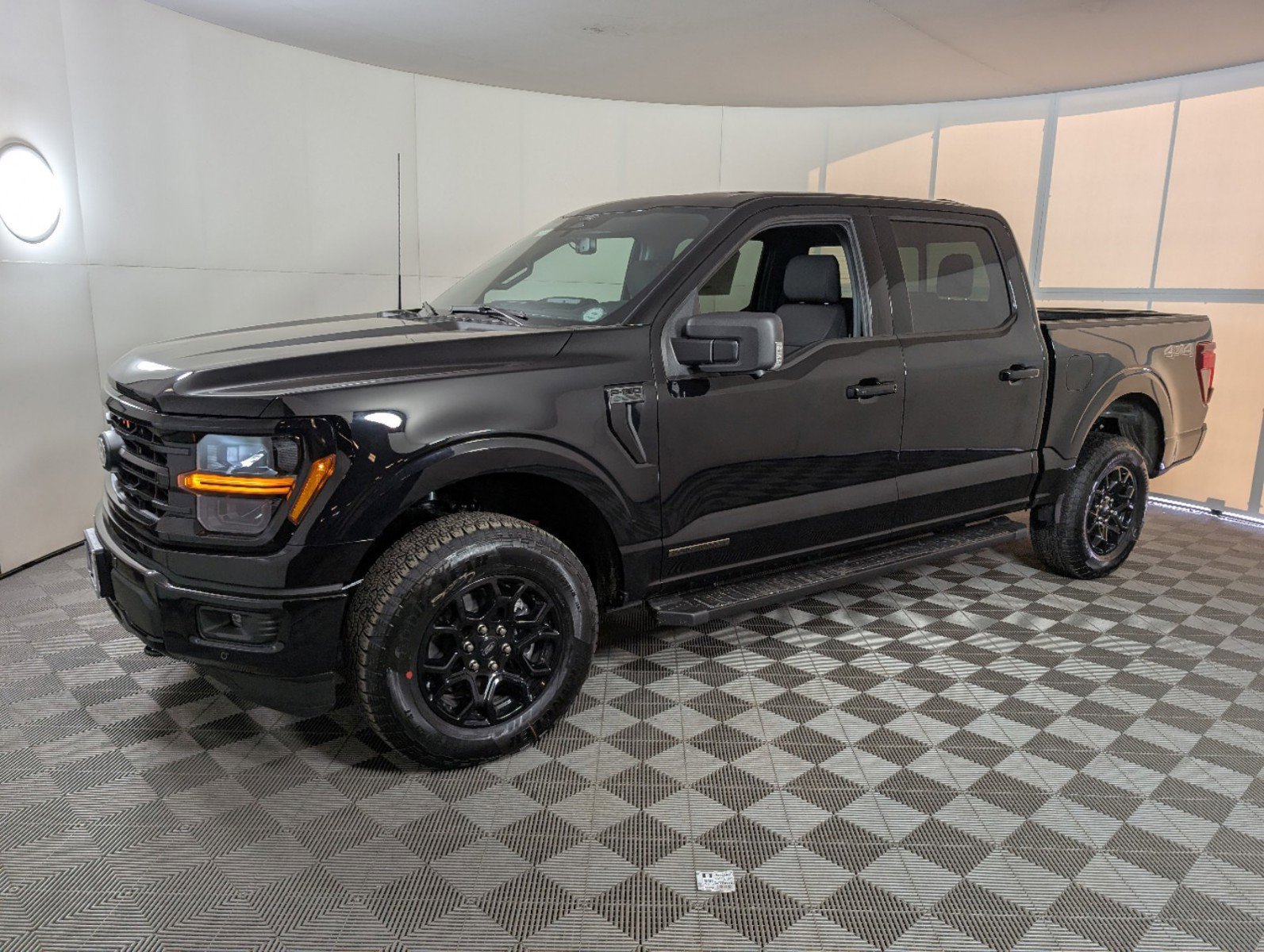 2025 Ford F-150 XLT photo 3