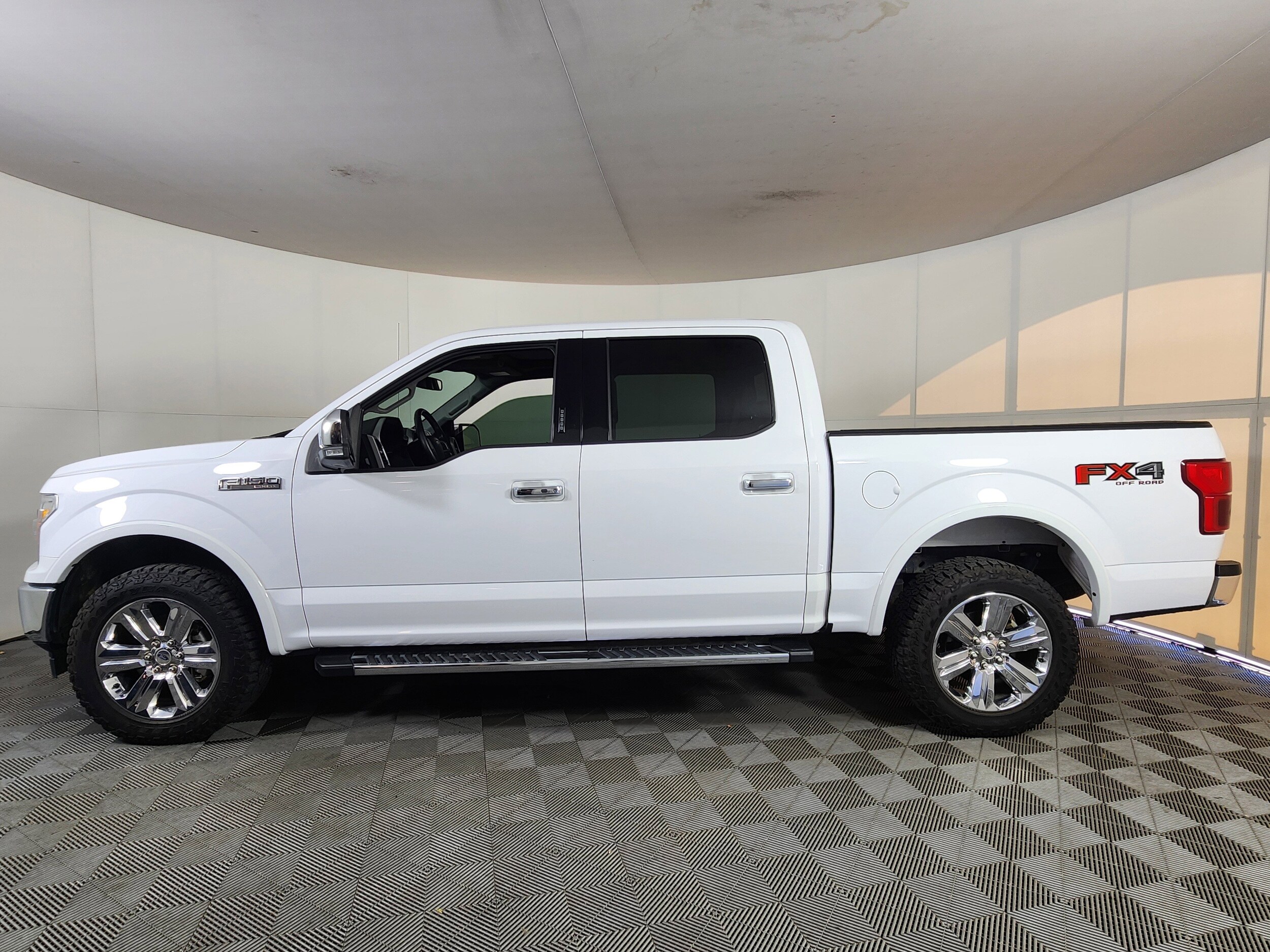 2019 Ford F-150 Lariat photo 2