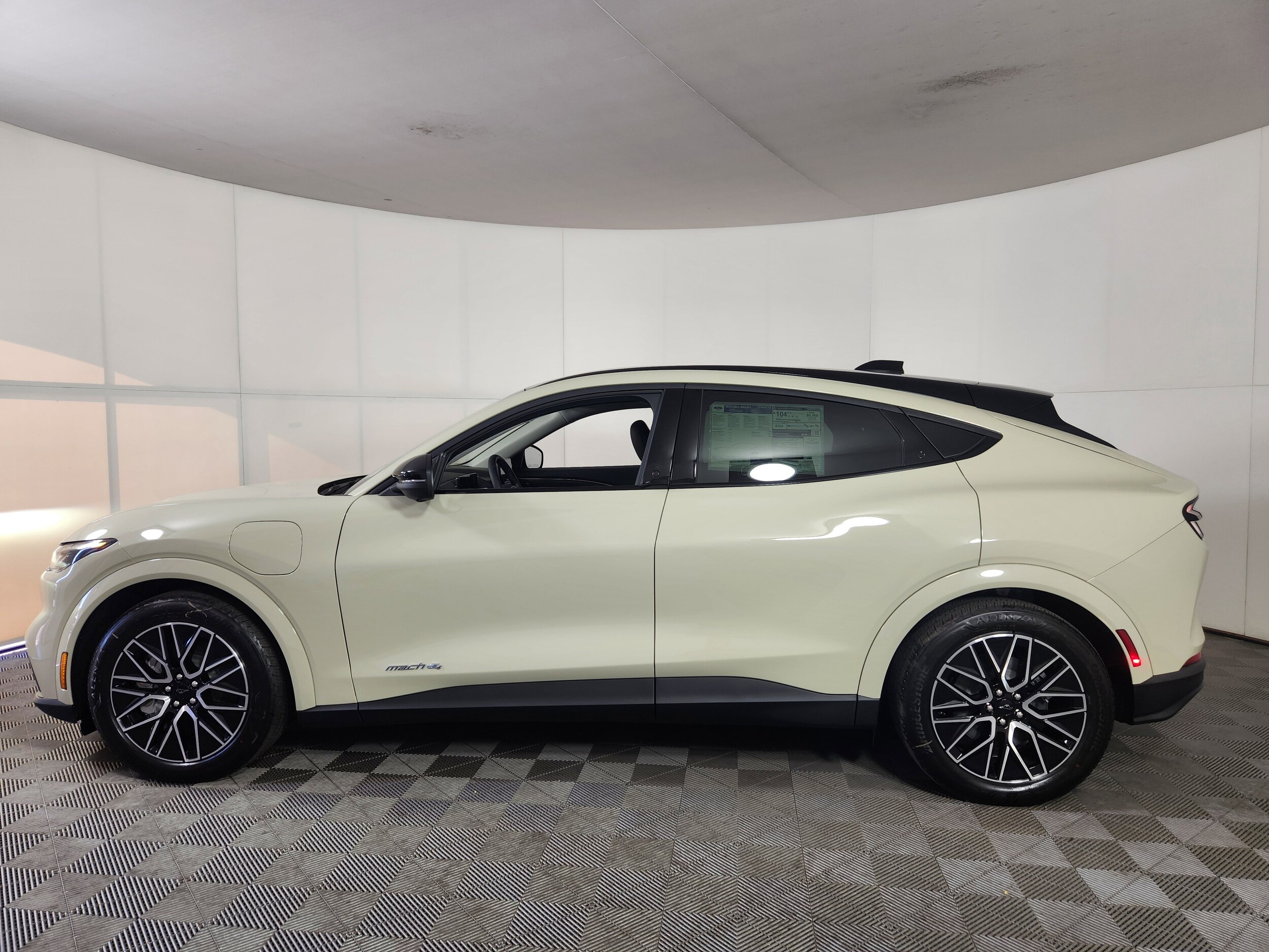 2025 Ford Mustang Mach-E Premium photo 4