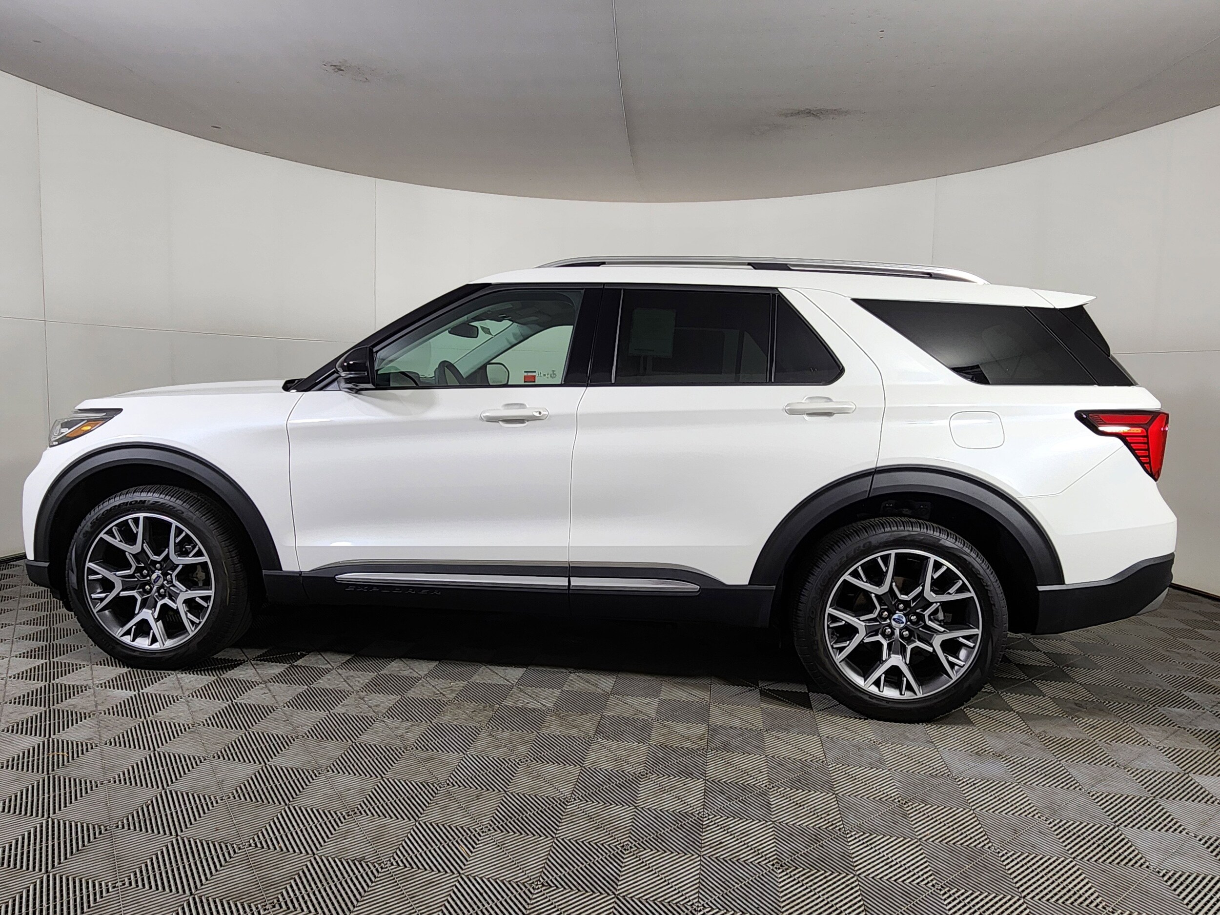 2025 Ford Explorer Platinum photo 4