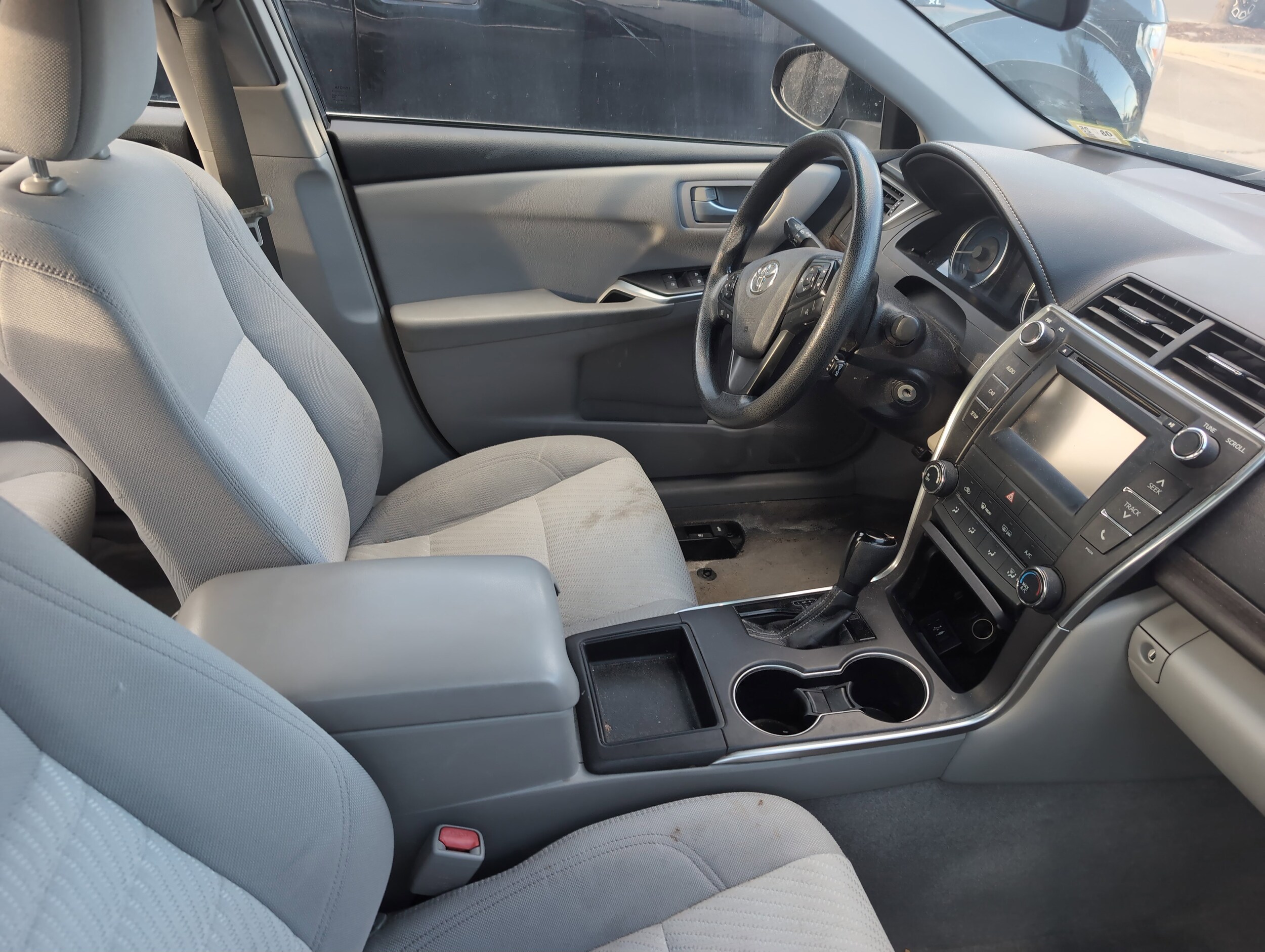 2016 Toyota Camry SE photo 3